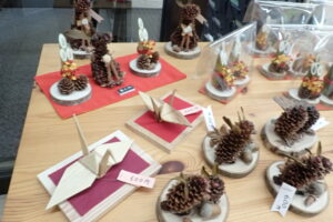 木製の折り鶴などのお正月飾り