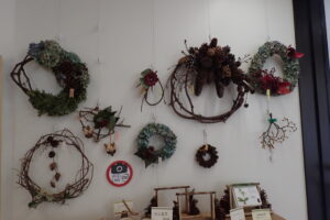 いろいろな大きさの天然素材のリース