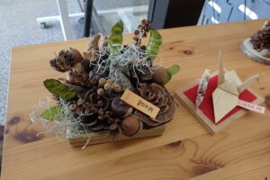 竹のボックスに詰め込まれた木の実たちのオブジェ