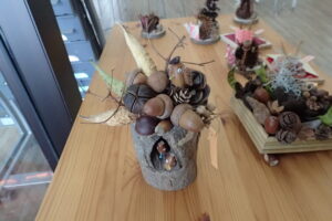 樹洞から顔を覗かせる鳥のオブジェ