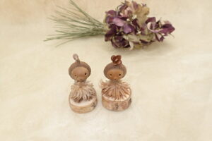 木の実などで作ったお雛様のオブジェ