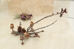 木の実などで作った動物のお雛様のオブジェ