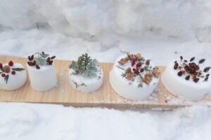 雪とドライフラワーで作ったスノーケーキ