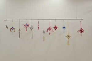 毛糸と小枝で作ったゴッドアイ