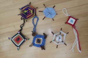 毛糸と小枝で作ったゴッドアイ