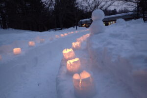 雪だるまと灯されたスノーキャンドル