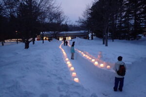 スノーキャンドルが灯された公園