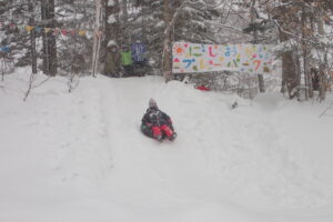 そり滑りを楽しむ子供