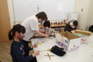 工作を楽しむ子供達