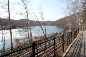 氷と雪が溶けた水源地