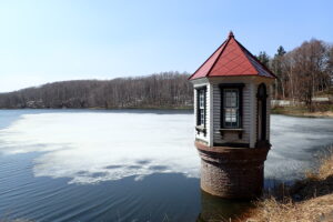 取水塔と氷の残る池