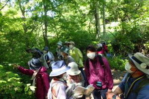 参加者と説明しているボランティアさん