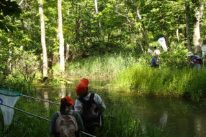 虫網を持った子供達