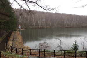 雨の中の池と取水塔