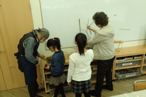 材料を選ぶ子どもたち