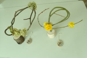 ドライフラワーの付いたシックな置物