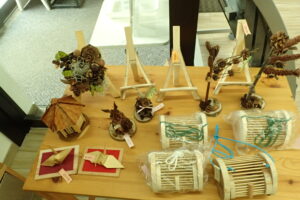 シラカンバで作られたミニイーゼル