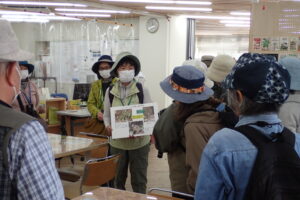 センボンヤリの説明を聞く参加者の皆様