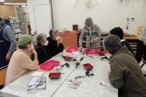 ボランティアさんが教えてくれている