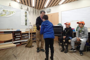 トンボ研究会の講師に帽子を貰う団員