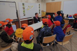 トンボ研究会の方にお話を聞く団員たち