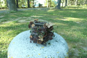 ガラスコップのまわりに木の実などで飾りつけしたもの