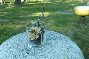 ガラスコップのなかに木の実やビーズを詰め込んだオブジェ