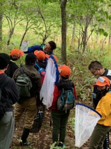 調査地の確認をする団員達