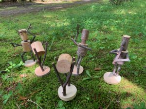 太鼓をたたく人形