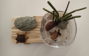 砂や小石を配置したオブジェ