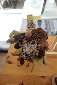 マツボックリやドングリなどを小箱に詰め込んだオブジェ