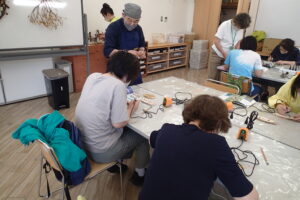 バーニングペンで作業する皆さん