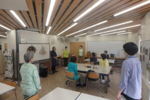 説明を聞く皆さん