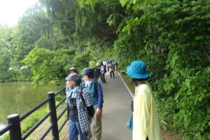 池の周りを散策する参加者