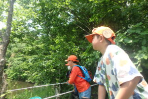 網を構えてトンボを待つ団員たち