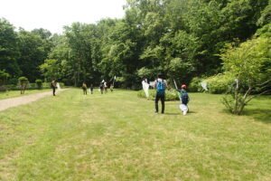 トンボを追いかける団員