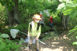 網を構える団員