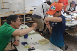 標本の作り方を教えてもらう団員