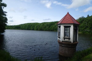 池と赤い屋根の取水塔