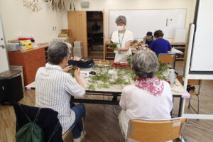 ボランティアさんにアドバイスを貰う参加者の皆さん