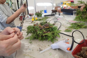 丁寧に作品を作る様子