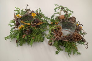 ガラスコップの周りを飾り付けた作品