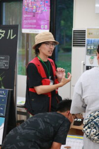 ギンリョウソウの展示を説明する専門家