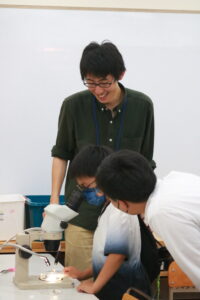 寄生虫の展示を見る親子