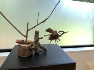 カブトムシが飛んでいるようなクラフト