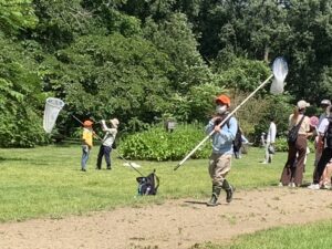 トンボの採集をするヤンマ団
