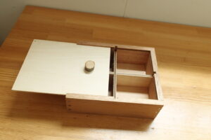 木製の小物入れ