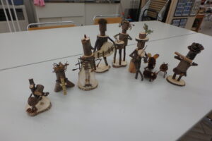 自然素材でできたお人形たち