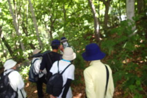 ガイドボランティアさんの話を聞く参加者