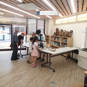 さかなのお話を聞く子供達